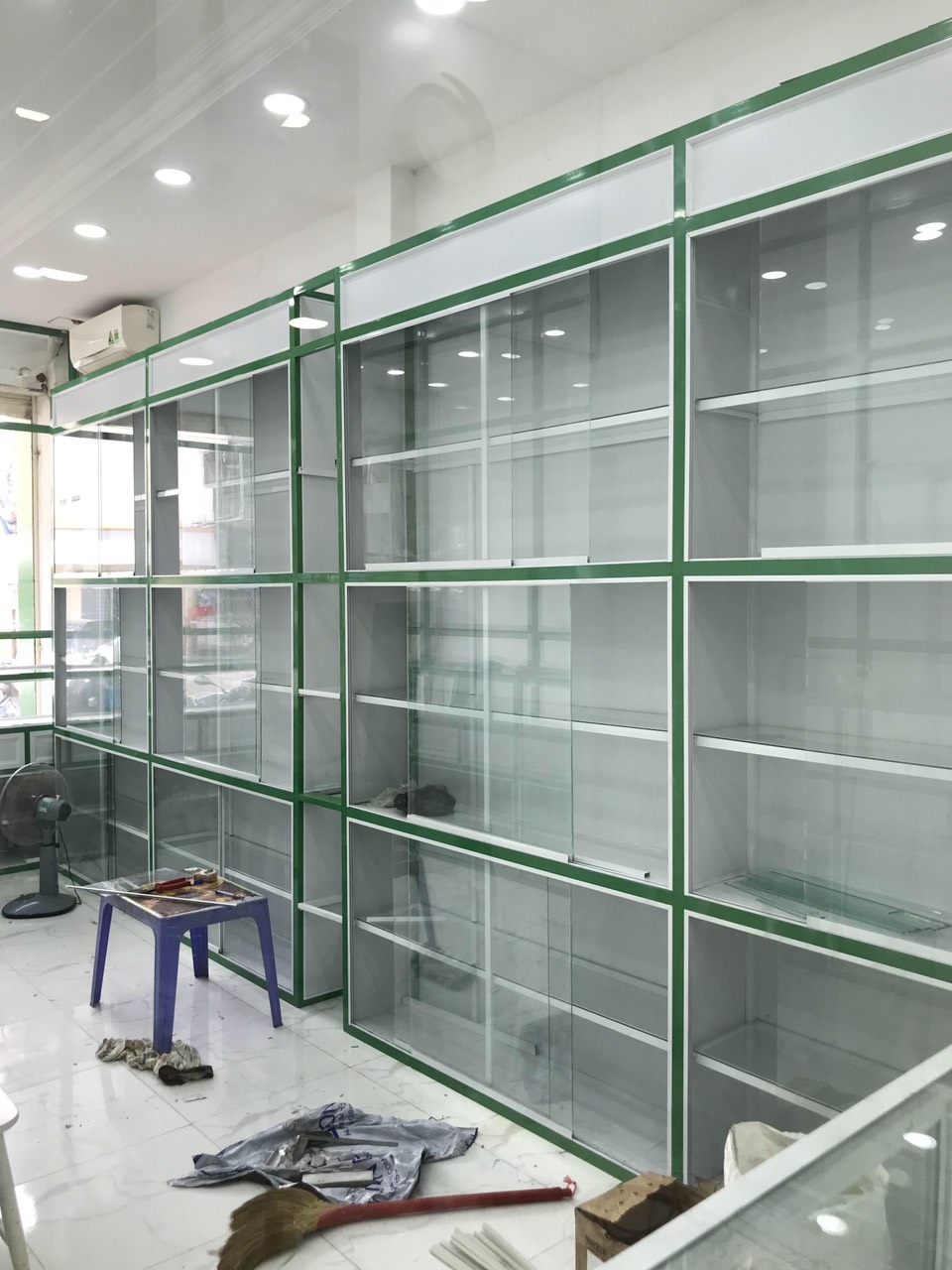 Tủ Quầy Thuốc Cao Cấp Quận 12: Giải Pháp Hoàn Hảo từ Nhôm Kính Đại Lộc Phát